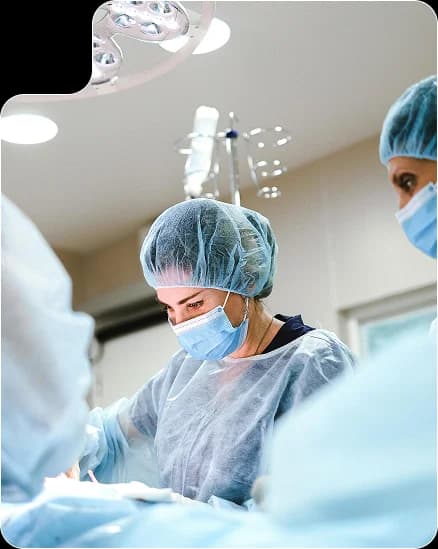 Profesional sanitario atendiendo en el Centro Clínico Quirúrgico